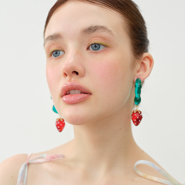 ストロベリーモチーフロングドロップピアス 《Z00793》