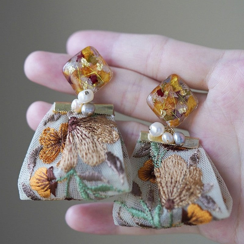 花を閉じ込めた刺繍リボンピアス