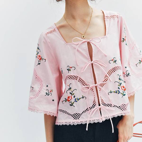 フラワー刺繍とリボン装飾のスクエアカラーブラウス《Z01007》