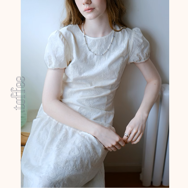 パフスリーブ蝶柄刺繍入りミモレ丈ワンピース《Z00873》