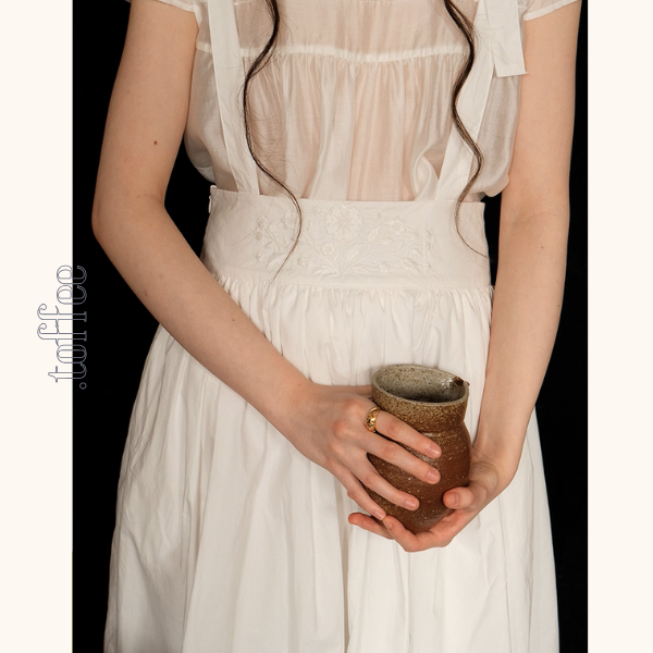 花刺繍ホワイトサスペンダースカート《Z01053》