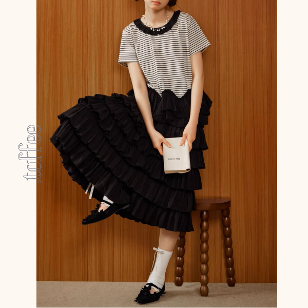 ストライプ切り替えラッフルヘムトップ&ティアードミモレ丈スカートのセットアップ《Z00941》