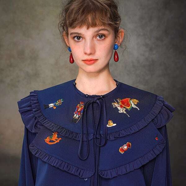 くるみ割り人形刺繍フリル衿ブラウス C0113