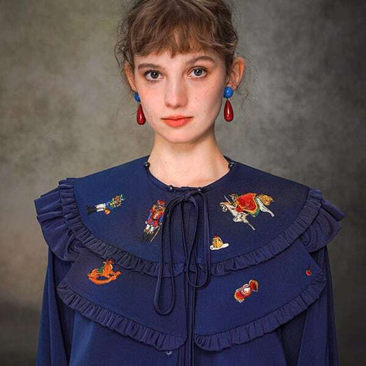 くるみ割り人形刺繍フリル衿ブラウス C0113