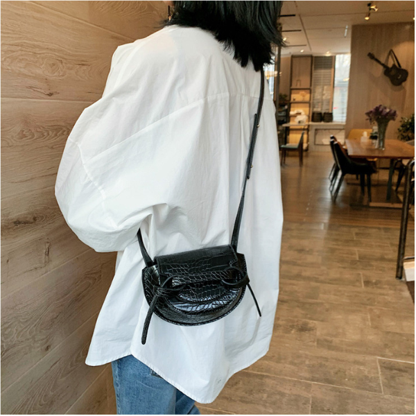 【4color】クロコ調エンボスプロセッシングショルダーバッグ AU-171