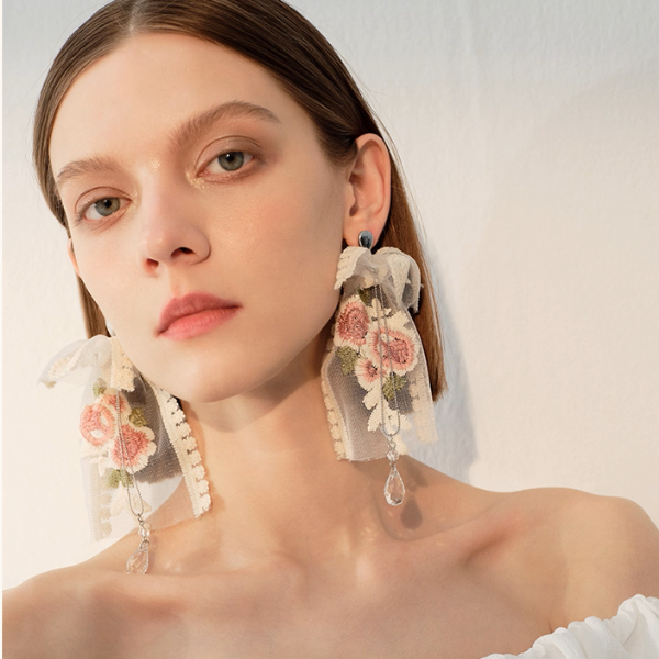 レース&フラワー刺繍のリボンピアス《Z01035》