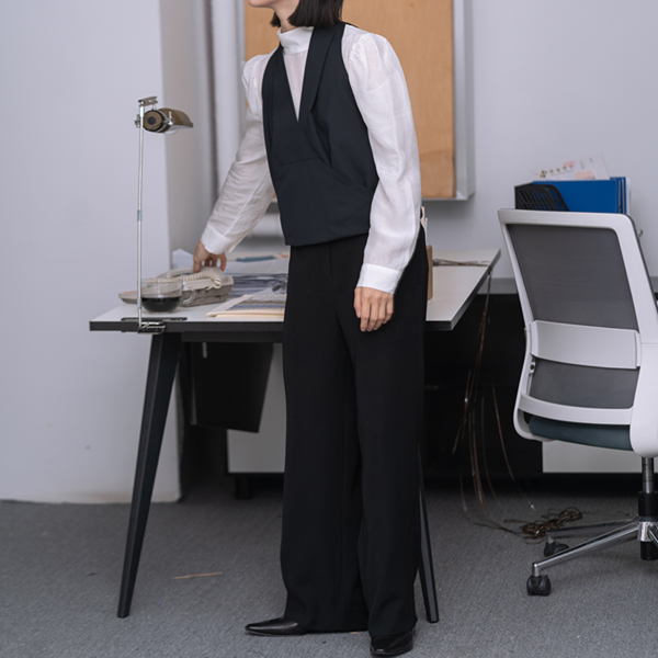 Vネックバックフリルデザインベスト Z00552