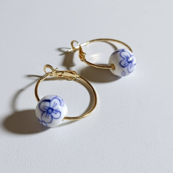 ホワイトビーズレトロイラストリングピアス AU-044