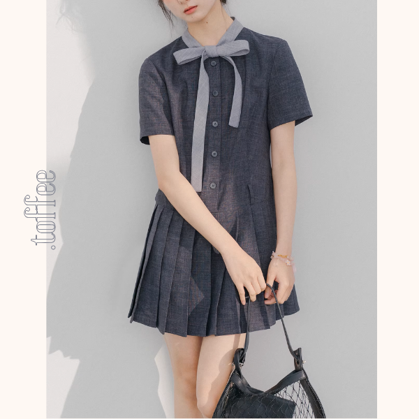 リボン襟とプリーツが彩るミニワンピース《Z01077》