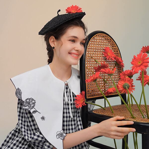 繊細バラ刺繍のつけ襟:あなただけの魔法のアクセサリー 《C0212》