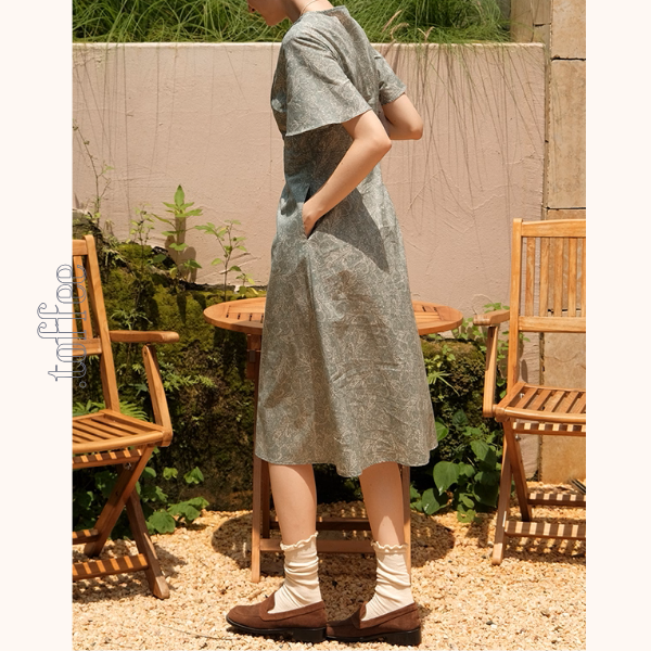 優美なペイズリー柄Vネックワンピース《Z01047》