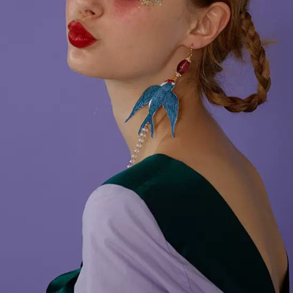 つばめ刺繍の耳飾り(ピアス・イヤリング) X-177