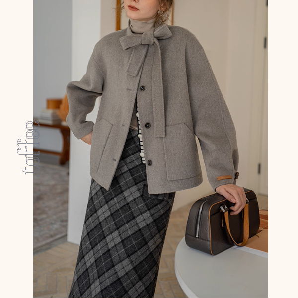 【2color】やさしい風にほどけるタイ付きショートコート《Z01174》