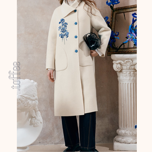 アイリス刺繍のアートボタンコート《Z01130》