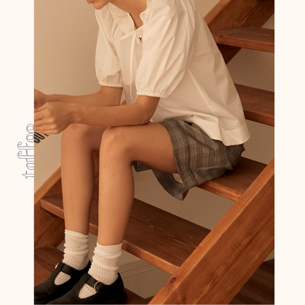 フリルネックとリボンのホワイトブラウス《Z01092》