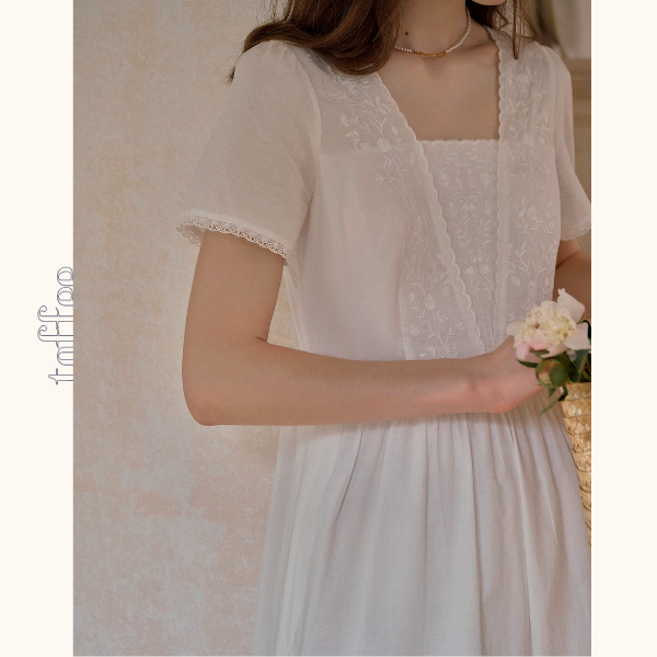 レース刺繍のホワイトロングワンピース《Z01093》