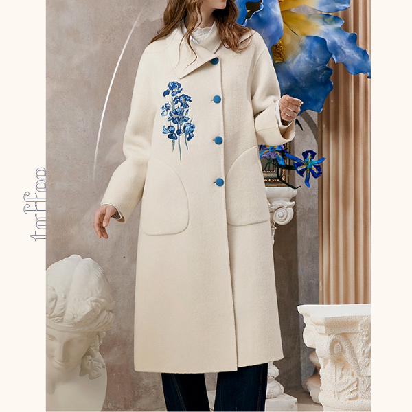 アイリス刺繍のアートボタンコート《Z01130》