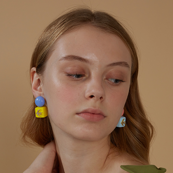 キューブ&ボールツバメモチーフピアス 《Z00792》