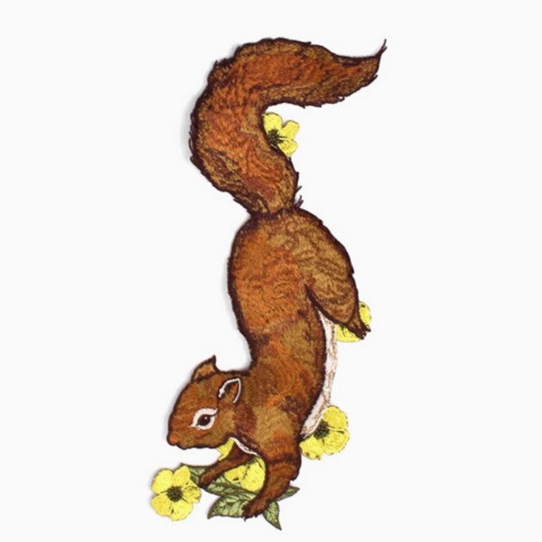 森のファンタジー:花の妖精と無邪気なリスの刺繍タイ 《C0190》