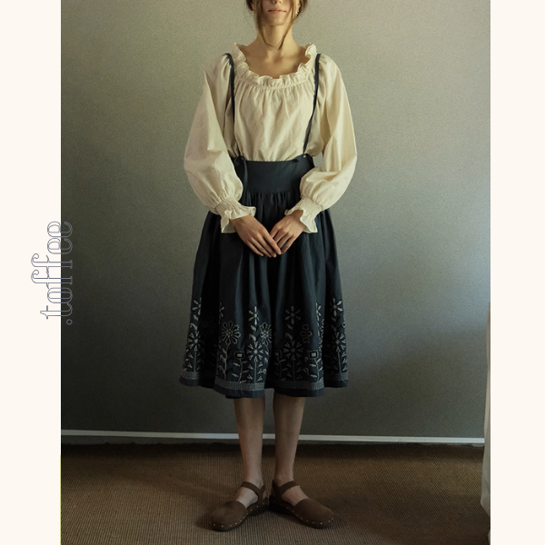 レトロ調花柄刺繍サスペンダースカート《Z01109》