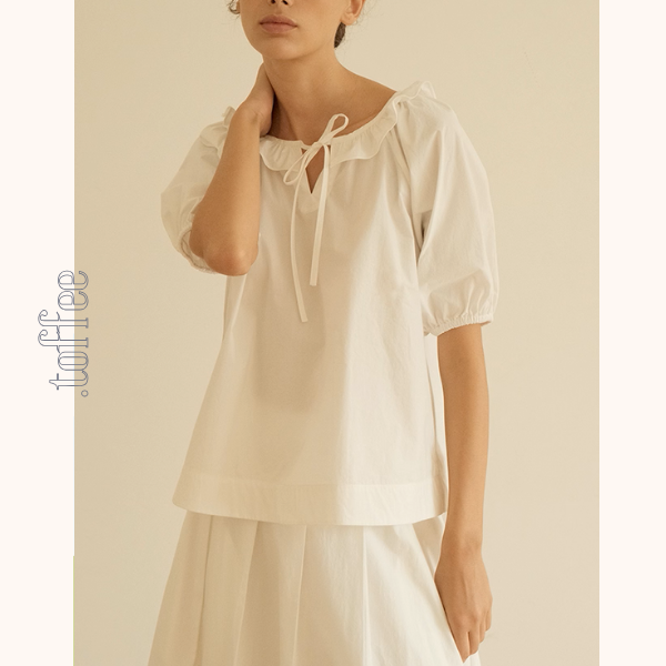 フリルネックとリボンのホワイトブラウス《Z01092》