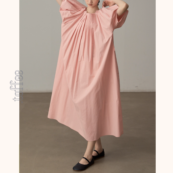 バルーン袖とギャザーのピンクワンピース《Z01084》