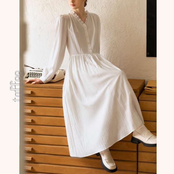 午前の光とフリル襟の白ワンピース《Z01121》