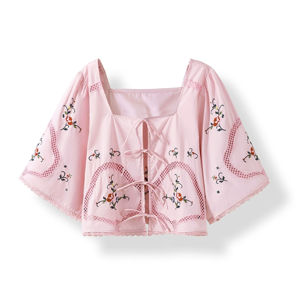 フラワー刺繍とリボン装飾のスクエアカラーブラウス《Z01007》