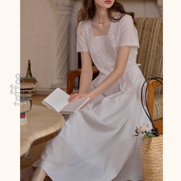 レース刺繍のホワイトロングワンピース《Z01093》