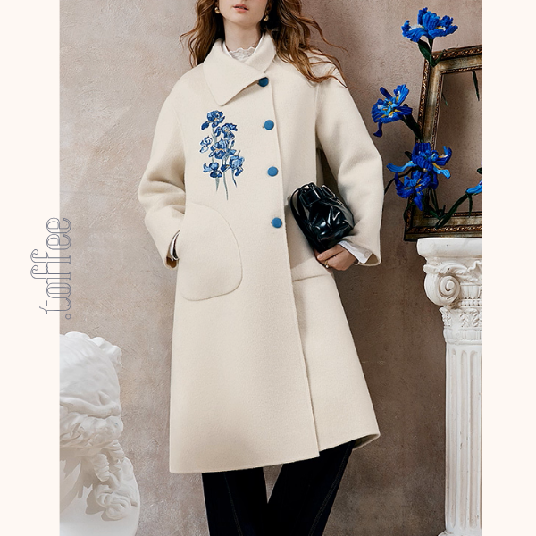 アイリス刺繍のアートボタンコート《Z01130》