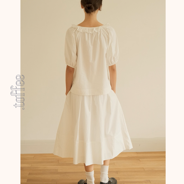 フリルネックとリボンのホワイトブラウス《Z01092》