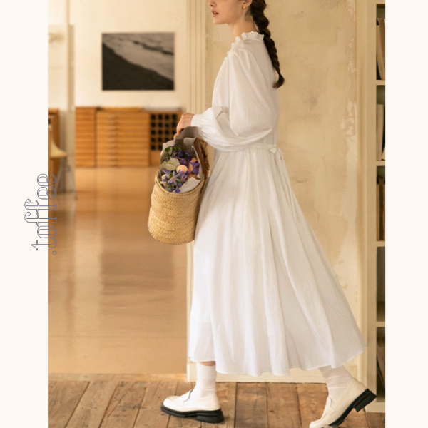 午前の光とフリル襟の白ワンピース《Z01121》