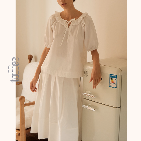 フリルネックとリボンのホワイトブラウス《Z01092》