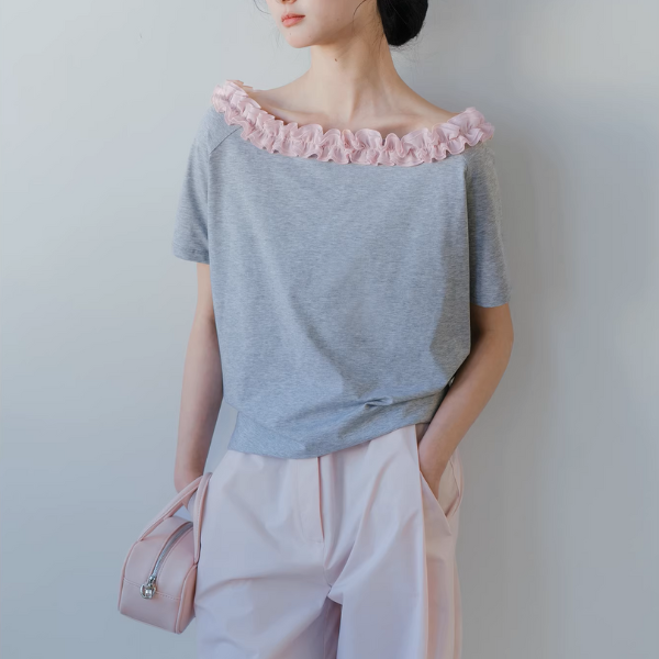 【2color】フリル襟のオフショルダートップ《Z01072》
