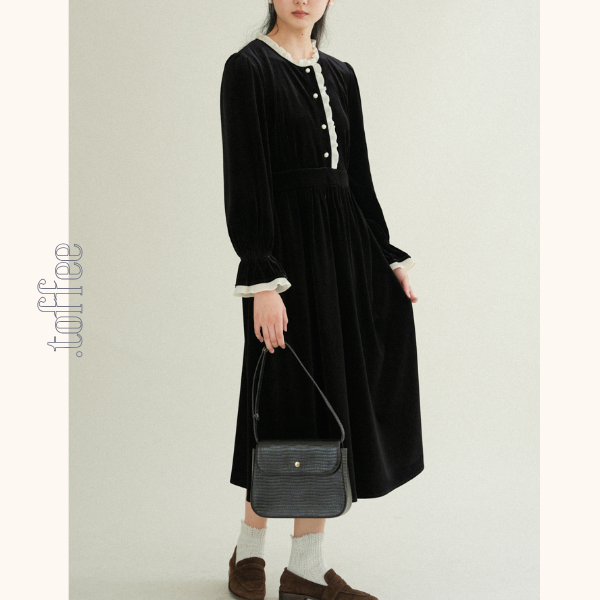 レースディテールグロッシーブラックワンピース 《Z00760》