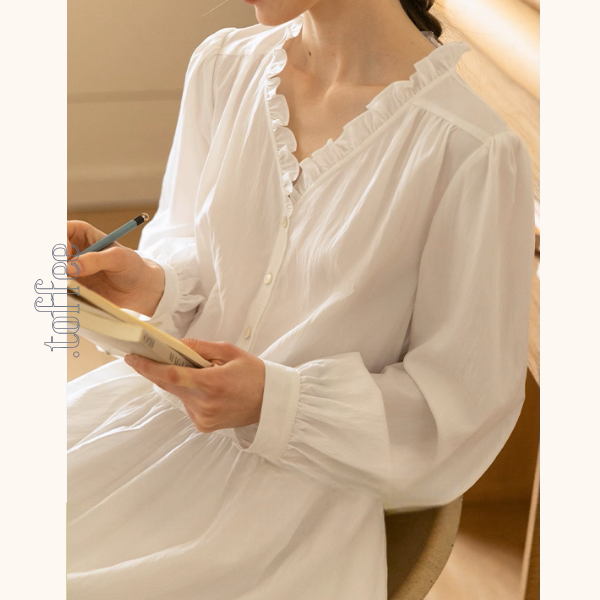 午前の光とフリル襟の白ワンピース《Z01121》