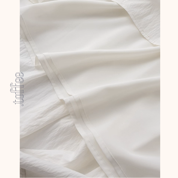 午前の光とフリル襟の白ワンピース《Z01121》