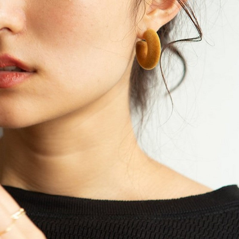 モランディーカラーのベルベットリング