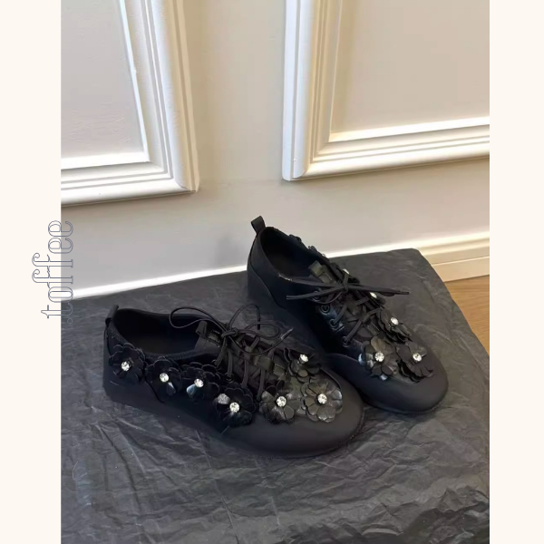 フラワー×レースアップの黒スニーカー《Z01348》