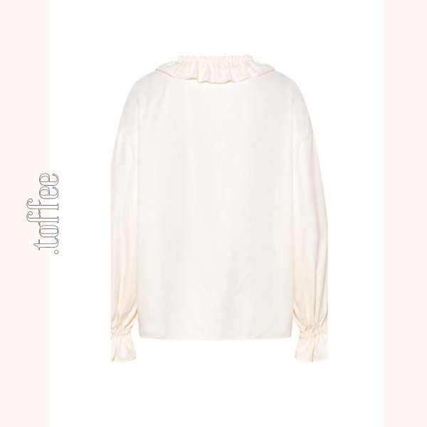 【2color】ひと筆の空を結ぶ、フリルとアートのブラウス《Z01124》