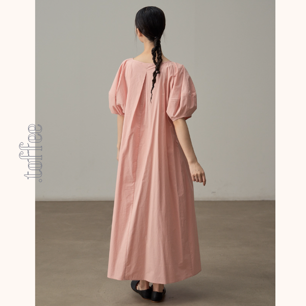 バルーン袖とギャザーのピンクワンピース《Z01084》