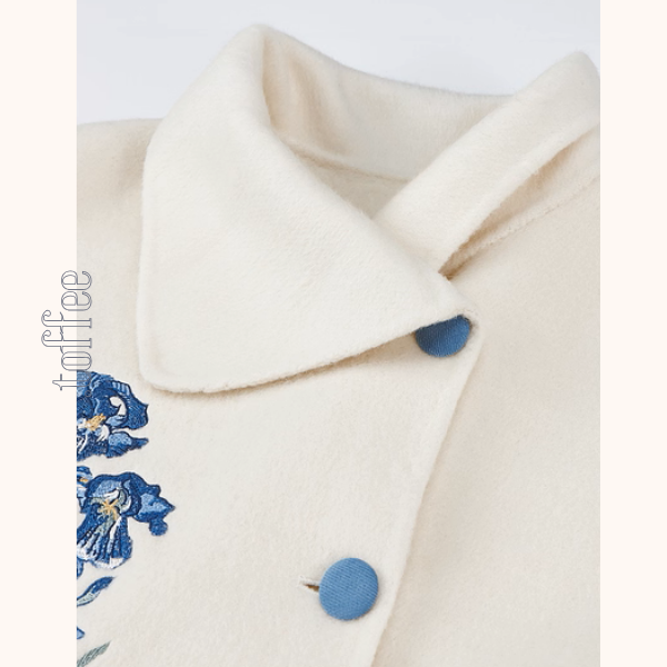 アイリス刺繍のアートボタンコート《Z01130》