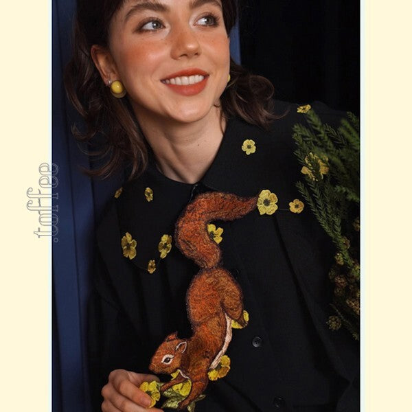 森のファンタジー:花の妖精と無邪気なリスの刺繍タイ 《C0190》