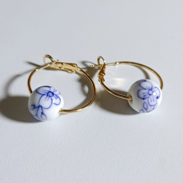 ホワイトビーズレトロイラストリングピアス AU-044