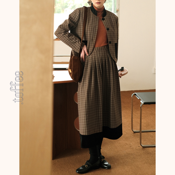 ブラックポケット付きジャケット&ミモレ丈スカートのブラウンチェックセットアップ Z00514