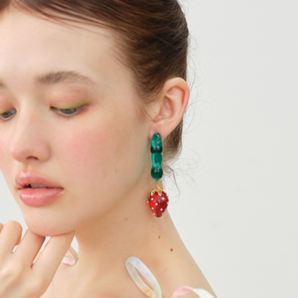 ストロベリーモチーフロングドロップピアス 《Z00793》