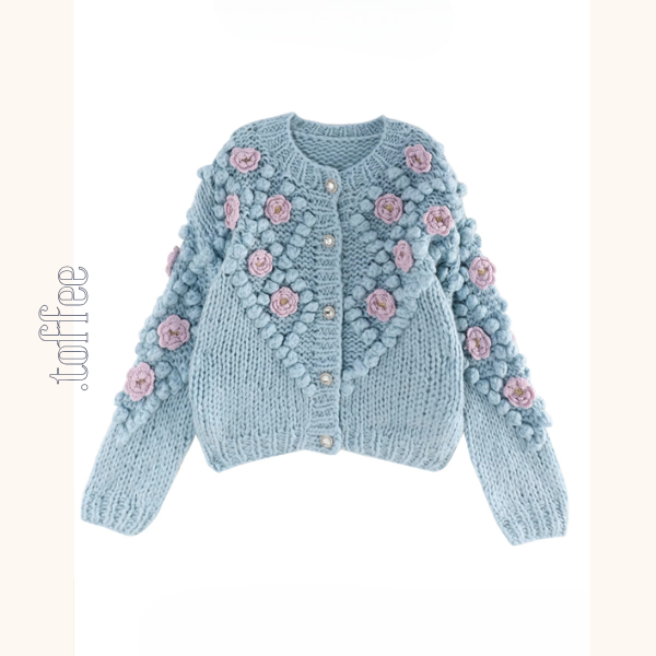 宝石ボタンの花咲くライトブルーカーディガン《Z01264》