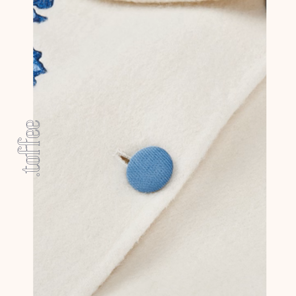 アイリス刺繍のアートボタンコート《Z01130》