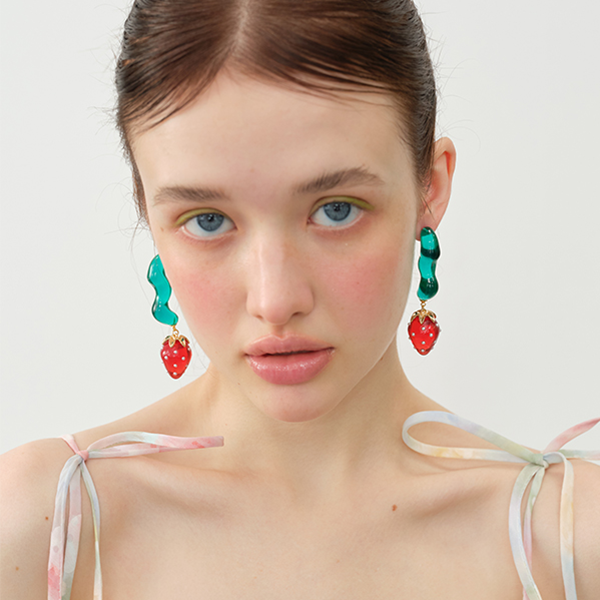ストロベリーモチーフロングドロップピアス 《Z00793》