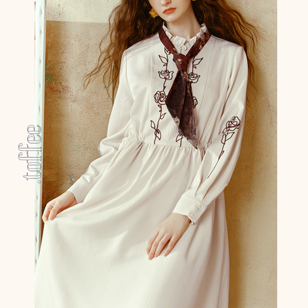 【2color】ローズ刺繍フリルネックワンピース 《Z00681》